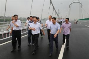 市委常委、常務(wù)副市長楊建新一行視察浮玉大橋