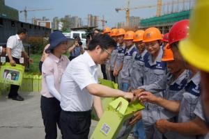 市委副書記、市長錢三雄等一行慰問奮戰(zhàn)在高溫一線建設(shè)工人